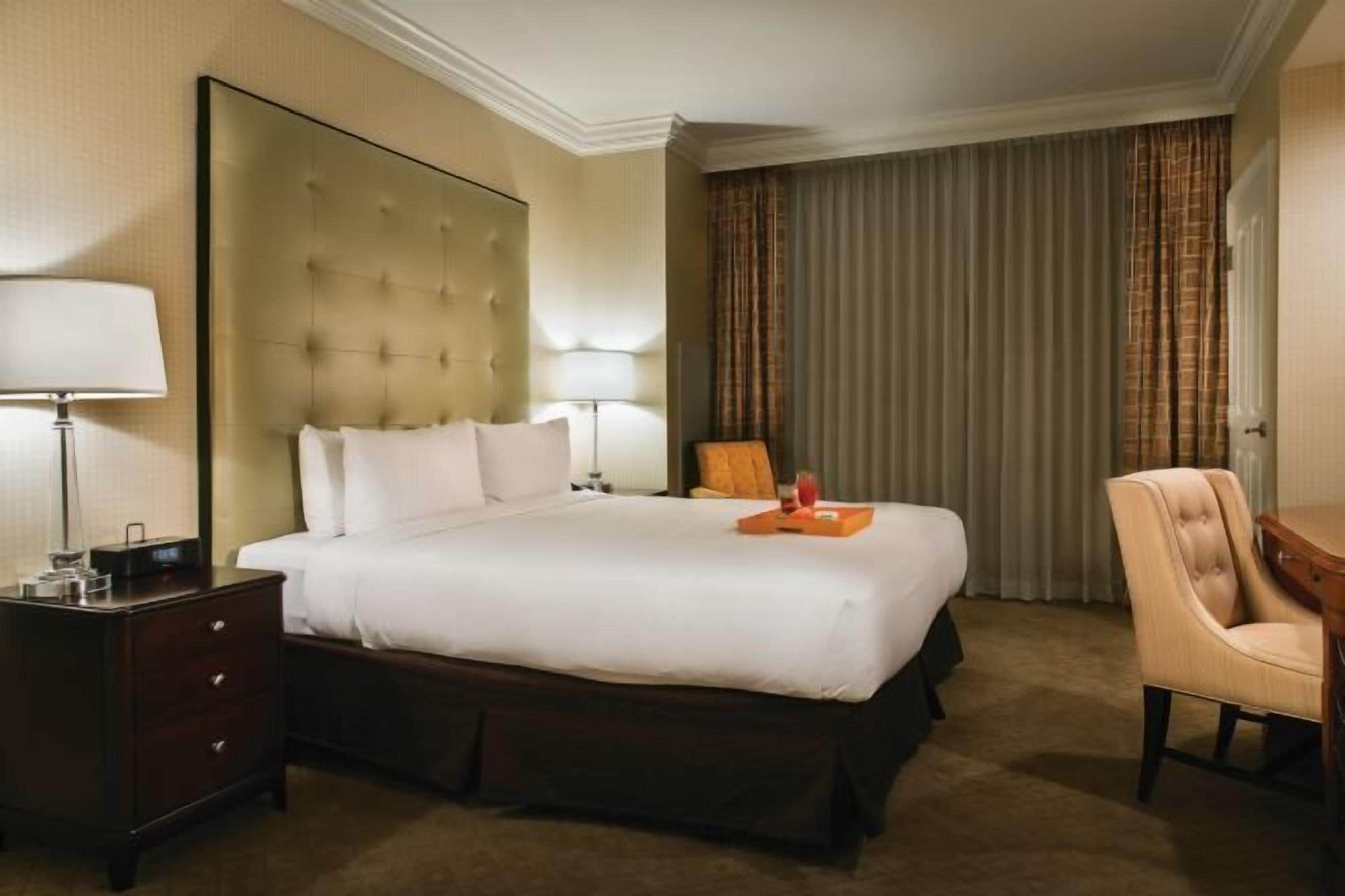 高档床上用品、加厚床垫、客房内保险箱、办公桌