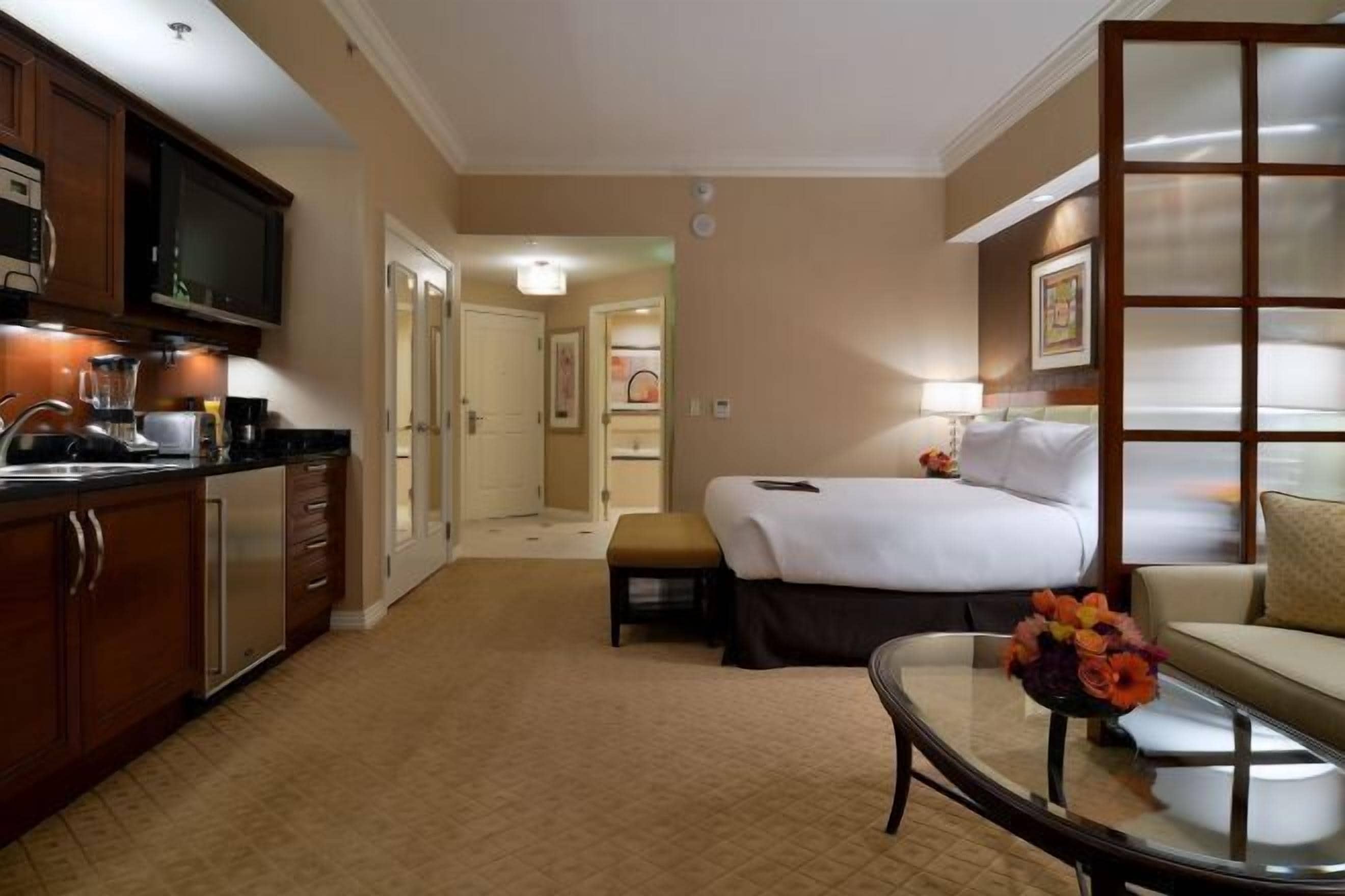 高档床上用品、加厚床垫、客房内保险箱、办公桌