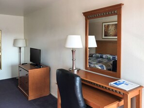 Desk, blackout drapes, iron/ironing board, free WiFi - Rodeway Inn Silver Creek Inn (Snowflake)