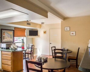 Free daily continental breakfast - Rodeway Inn Silver Creek Inn (Snowflake)