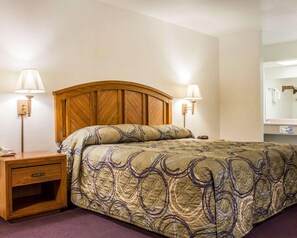 Desk, blackout drapes, iron/ironing board, free WiFi - Rodeway Inn Silver Creek Inn (Snowflake)