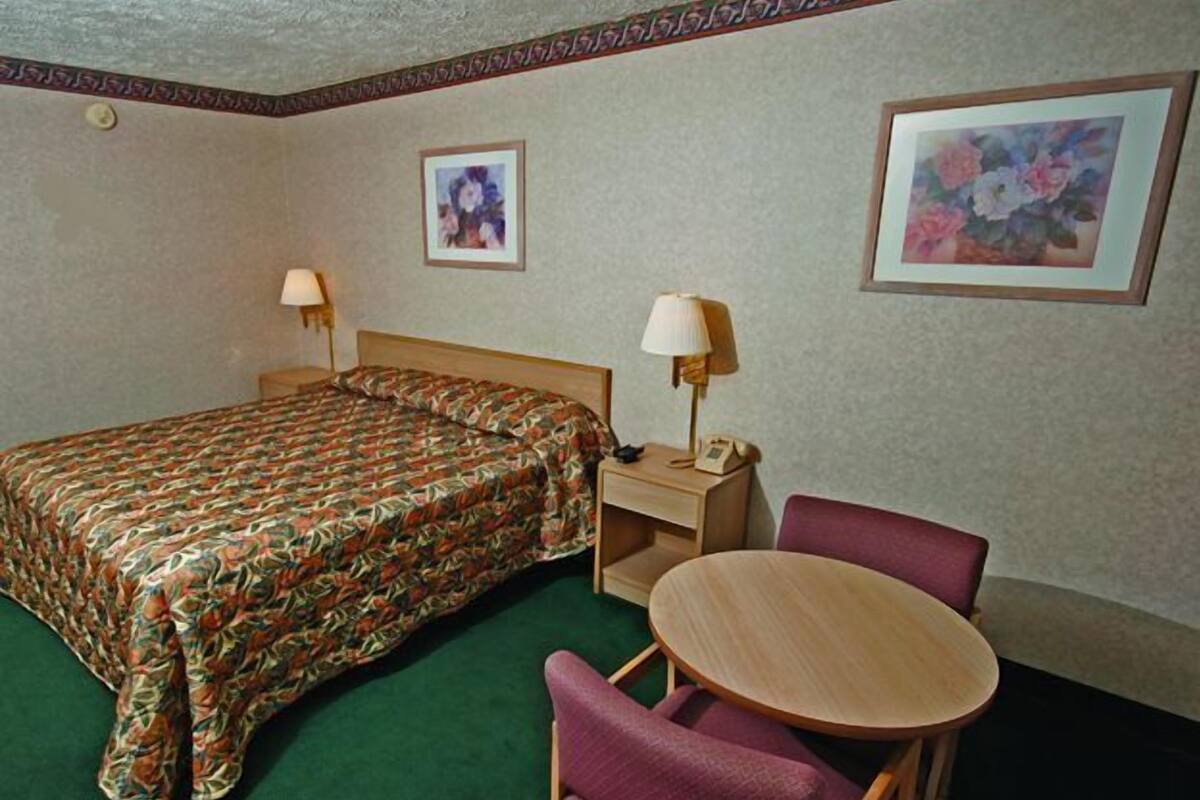Standard Room, 1 Queen Bed