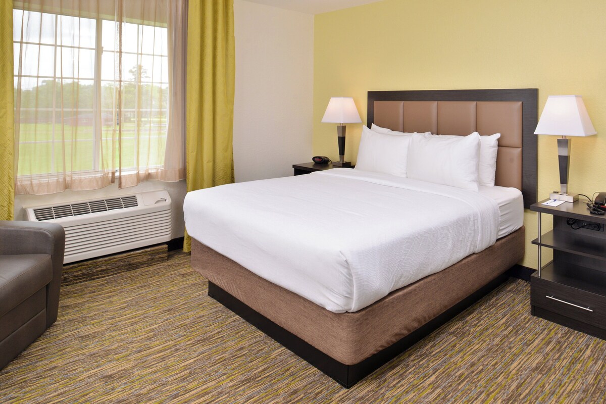 Premium bedding, in-room safe, desk, laptop workspace