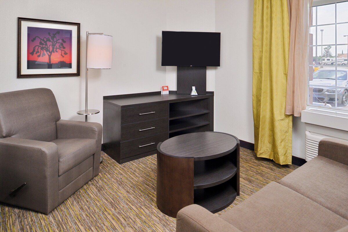 Studio Suite, 1 Queen Bed | Room amenity