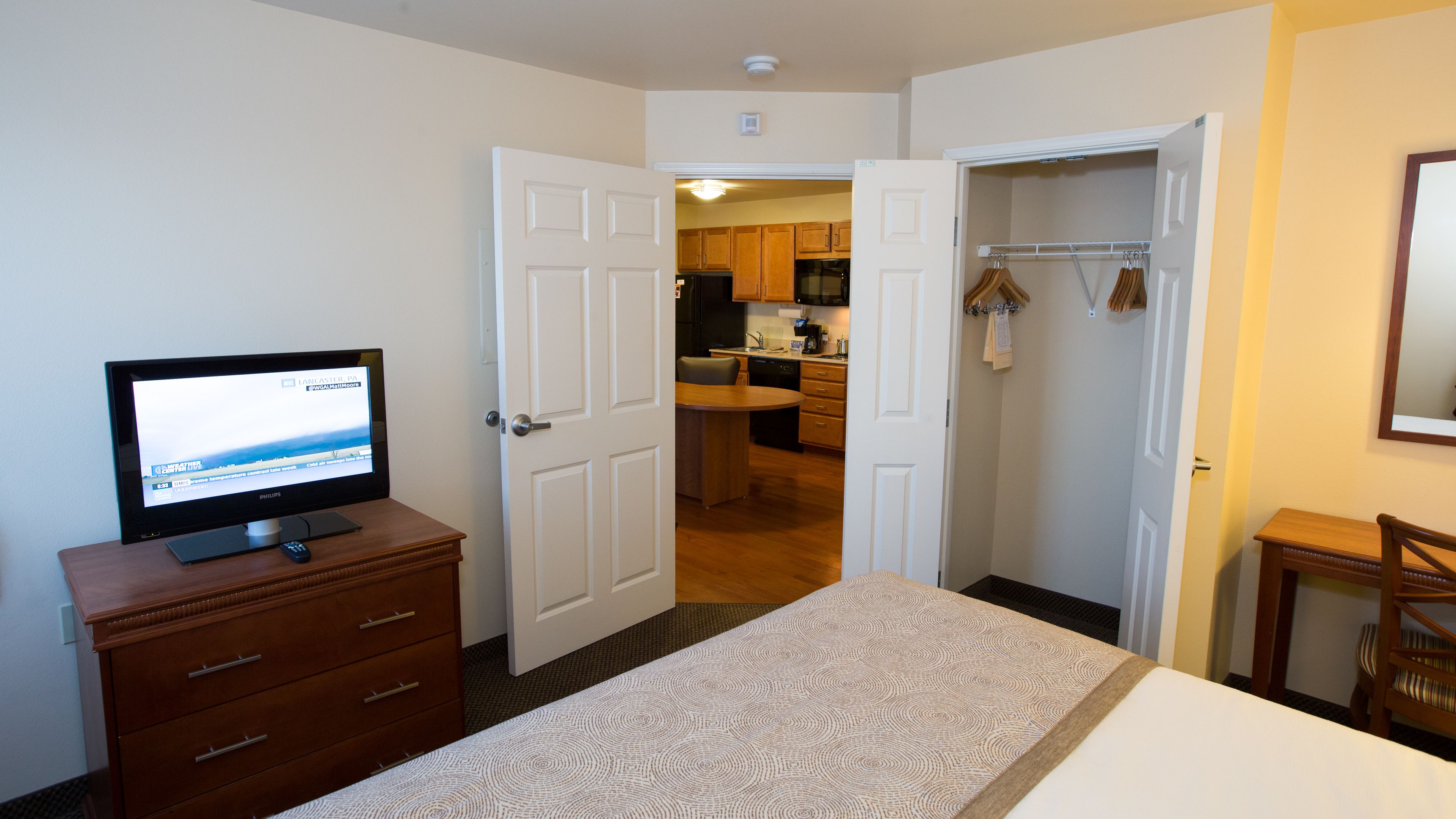 suite, 1 bedroom | in-room safe, desk, laptop workspace, iron/ironing board