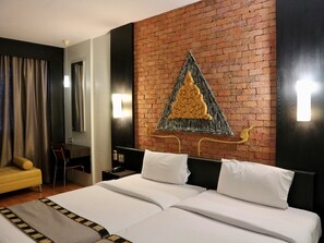 Quarto luxo, 2 camas de solteiro | Frigobar, cofres nos quartos, individualmente decorados, escrivaninha