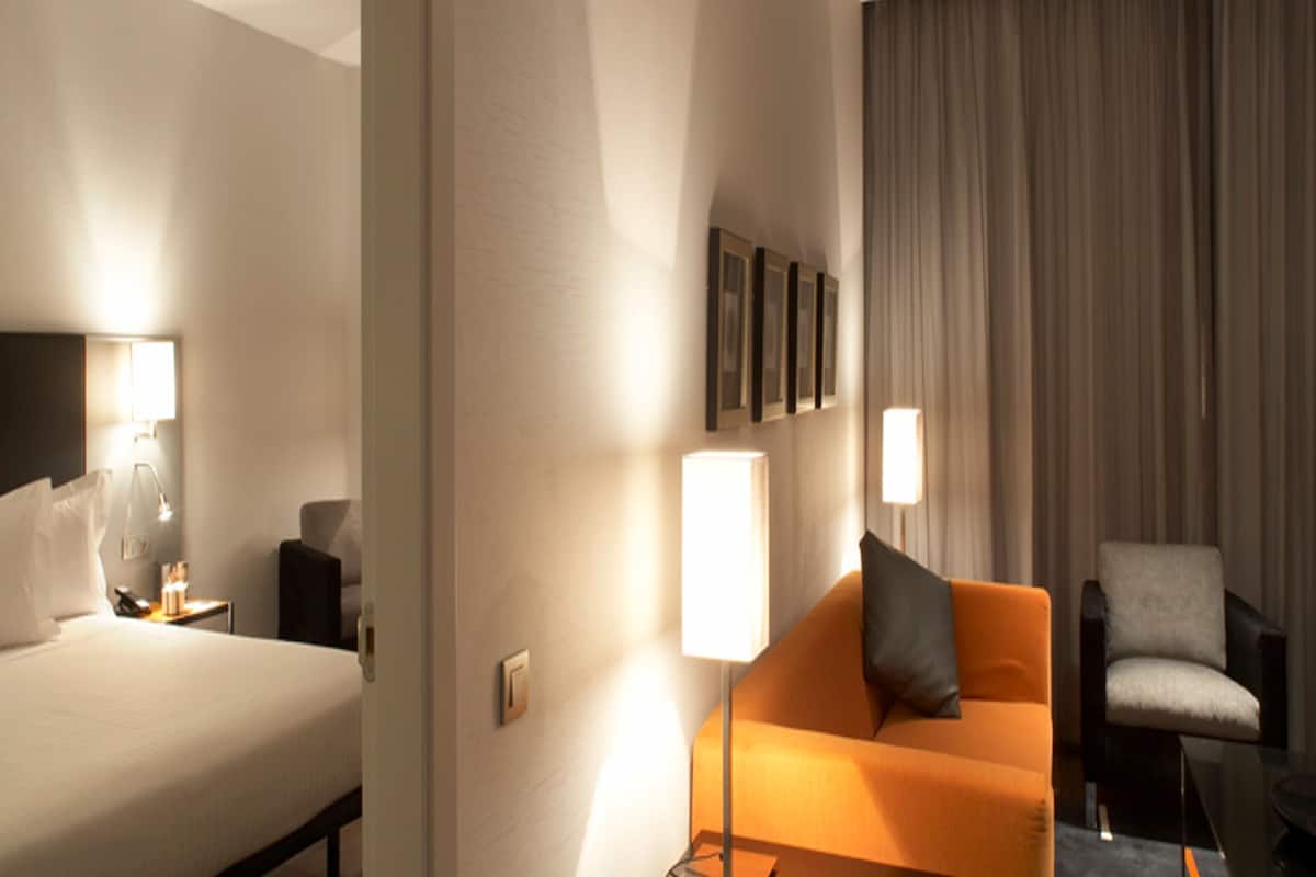 hypo-allergenic bedding, minibar, desk, blackout curtains