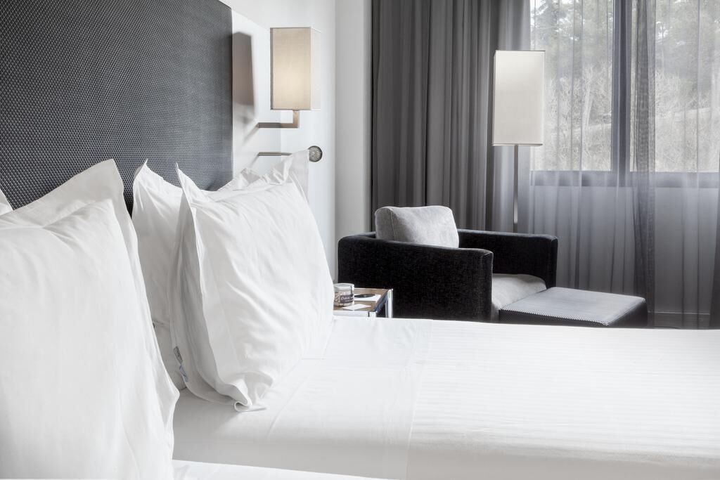 Hypo-allergenic bedding available, minibar, desk, blackout drapes