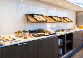 Se ofrece un desayuno bufé (16 EUR por persona)