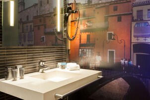 Artículos de higiene personal de diseño, secador de pelo, bidé y toallas