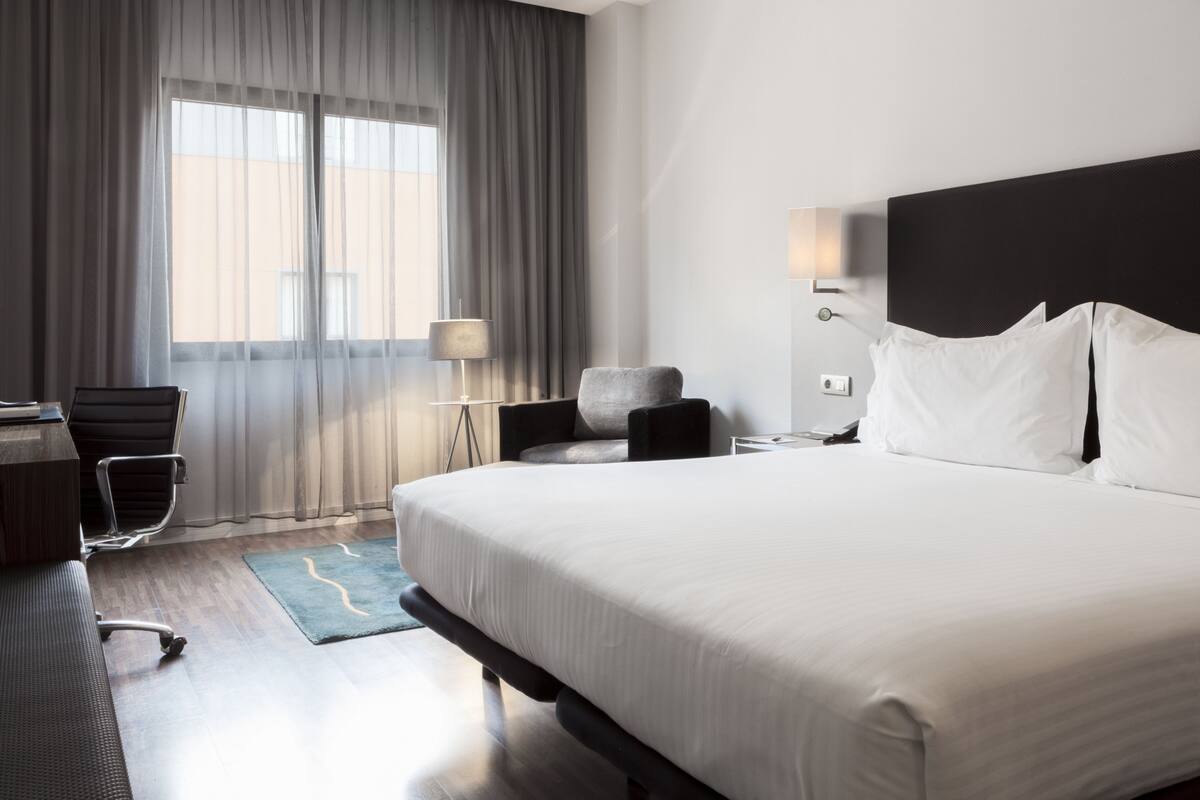 hypo-allergenic bedding, minibar, desk, blackout curtains