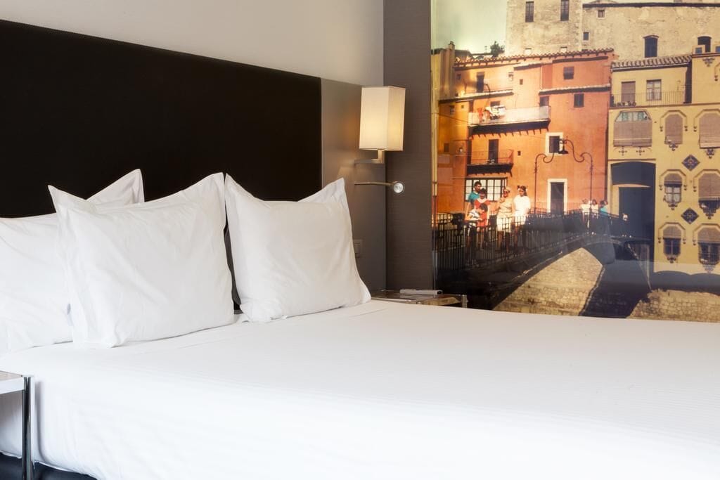 Hypo-allergenic bedding available, minibar, desk, blackout drapes