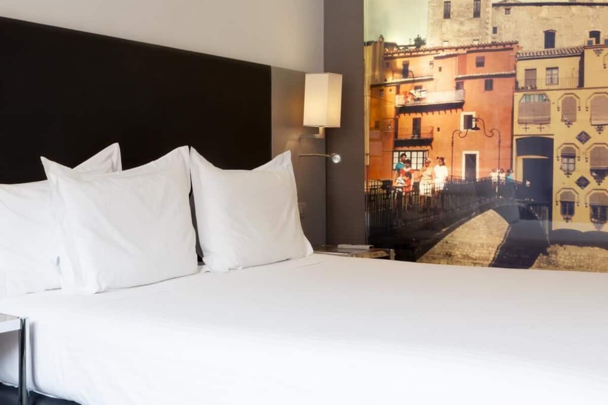 Hypo-allergenic bedding available, minibar, desk, blackout drapes