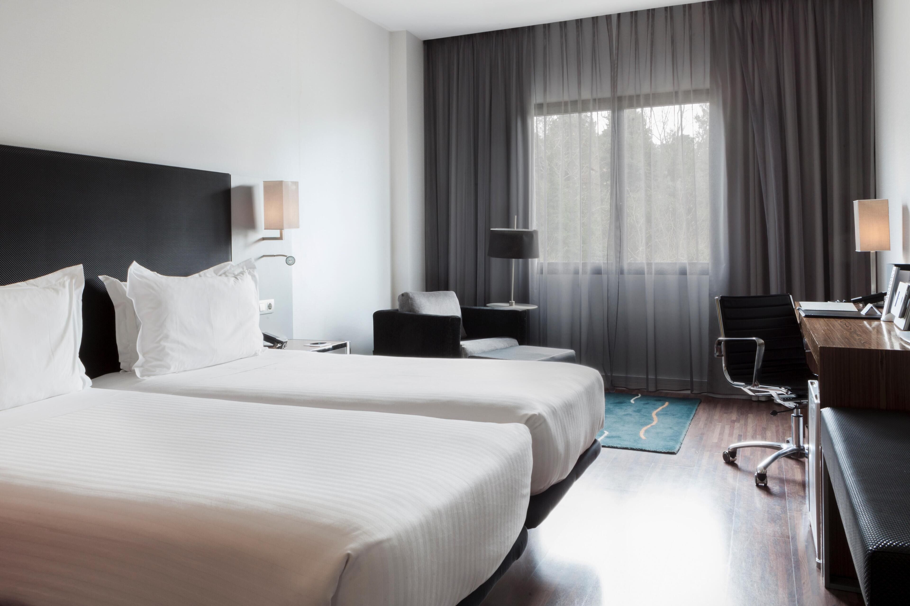 Hypo-allergenic bedding available, minibar, desk, blackout drapes