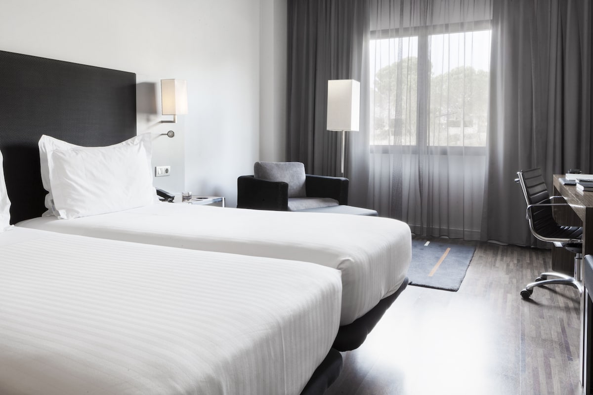 hypo-allergenic bedding, minibar, desk, blackout curtains