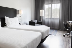 防敏寢具、迷你吧、書桌、遮光窗簾/窗簾