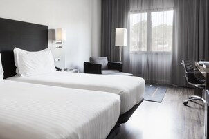 防过敏的被褥、迷你吧、办公桌、遮光窗帘