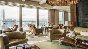 2 bares y bar junto a la piscina