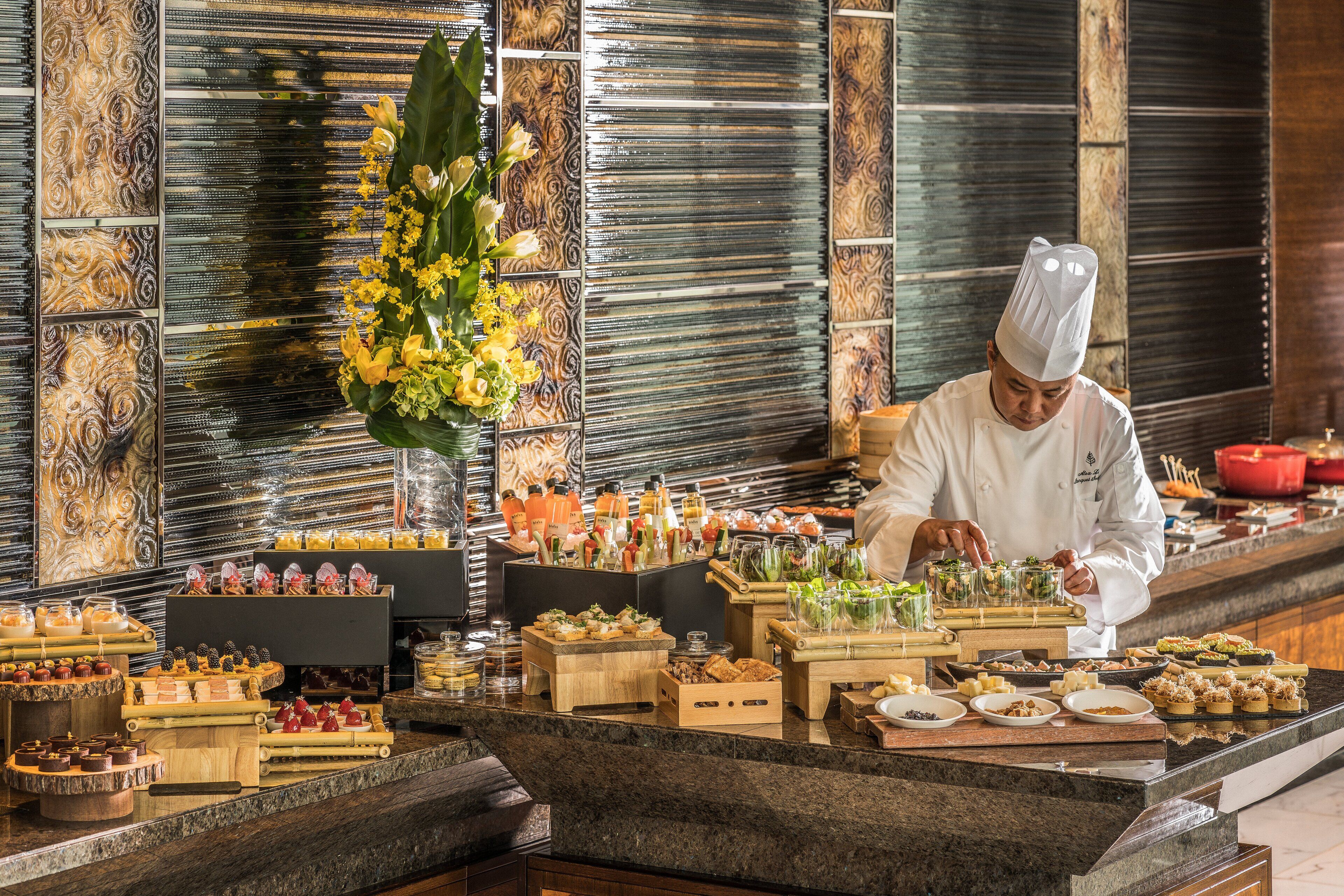 2 bars/lounges, poolside bar