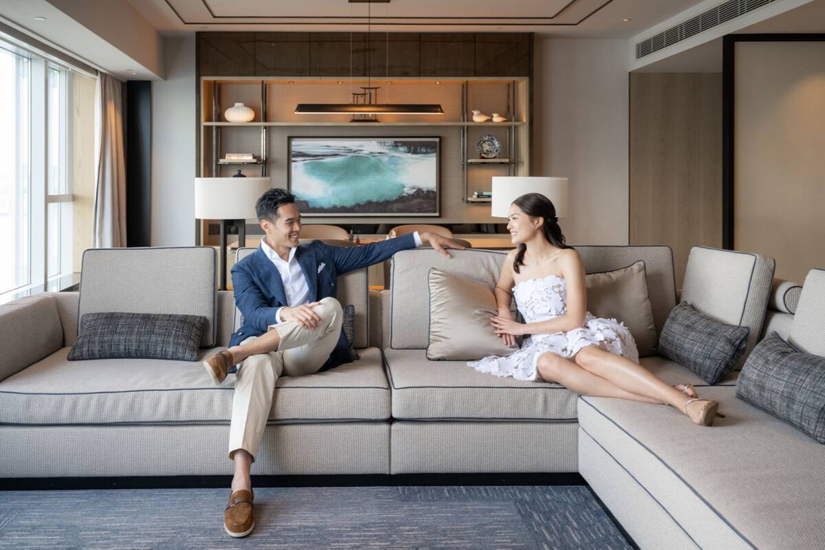 Een moderne woonkamer met een bank, een televisie en een boekenkast.