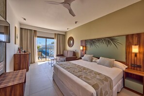 ميني بار وخزنة داخل الغرفة ومكتب وستائر تعتيم