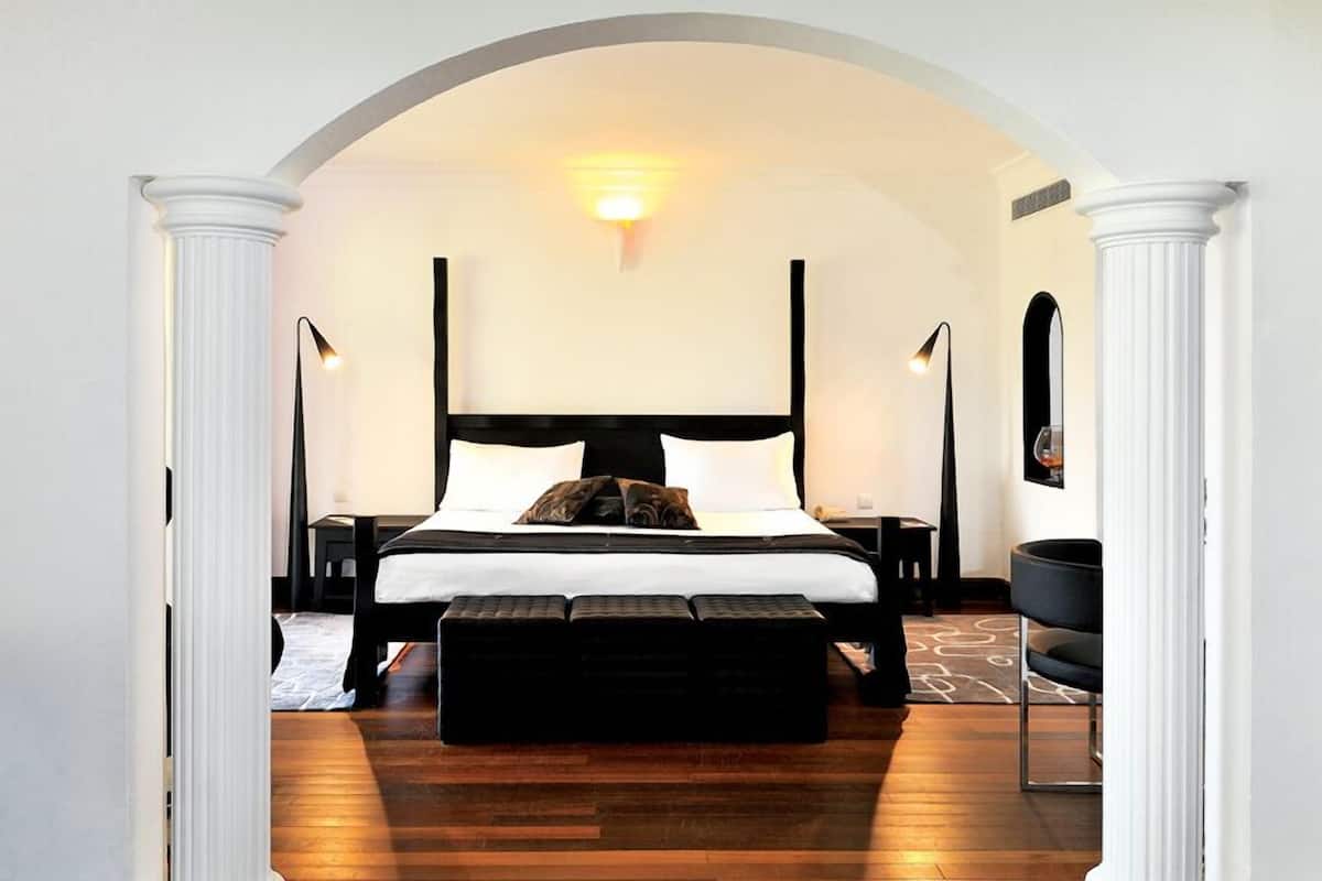 Suite | Minibar, caja fuerte, escritorio y cortinas opacas