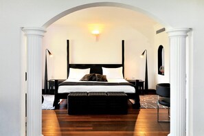 Minibar, coffres-forts dans les chambres, bureau, rideaux occultants