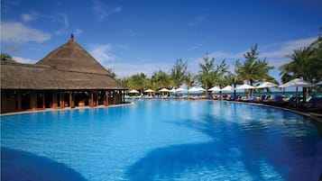 Piscina externa, guarda-sóis