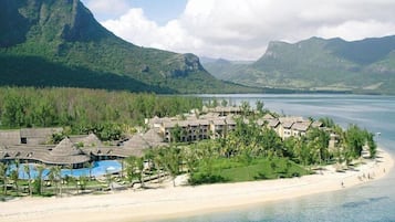 Plage privée, sable blanc, chaises longues, parasols
