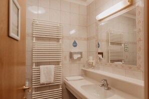 Standaard eenpersoonskamer | Badkamer | Een haardroger, een bidet, handdoeken