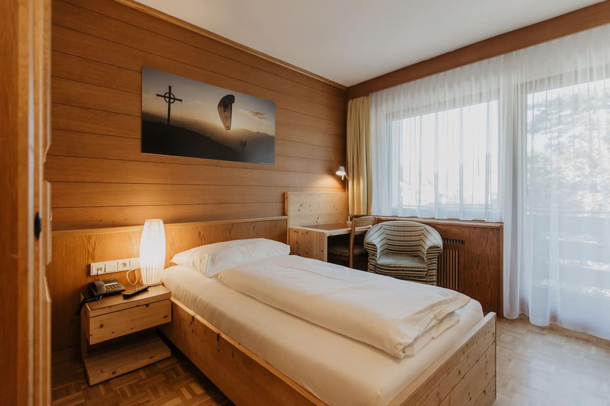 Standard Single Room | Hypo-allergenic bedding, down duvets, in-room safe, desk