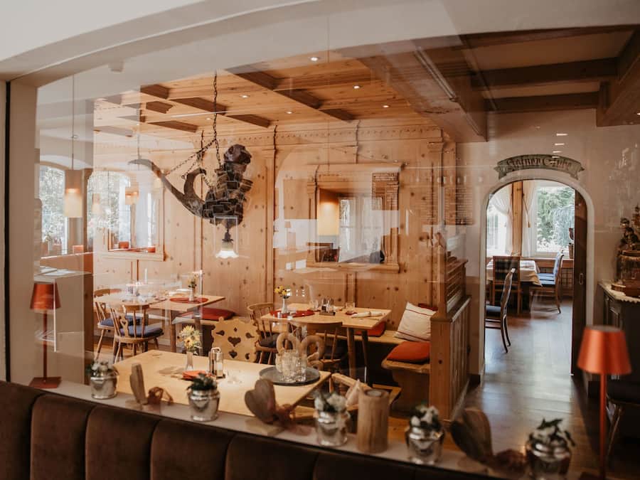 Breakfast, lunch, dinner served; Regional cuisine