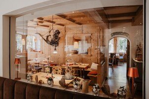 Σερβίρεται πρωινό, μεσημεριανό και βραδινό, με τοπική κουζίνα 