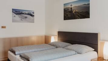 Comfort-Doppelzimmer | Allergikerbettwaren, Daunenbettdecken, Zimmersafe, Schreibtisch