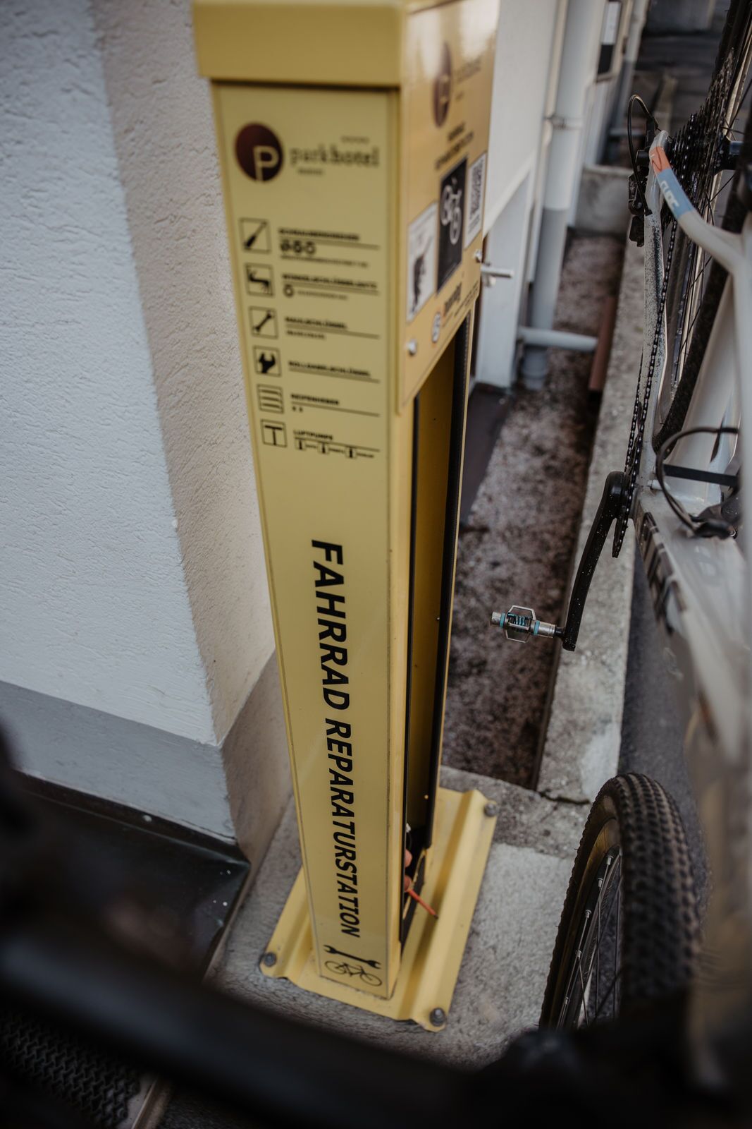 Een fietsreparatiestation, met een bord waarop staat dat het een parkfietsstation is.