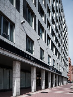 A modern building with a sign reading "NH BALAGO". - NH Valladolid Bálago (Valladolid)