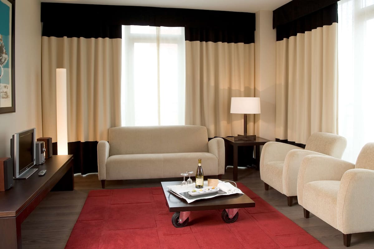 Suite Junior | Minibar, brankas, meja kerja, dan kedap suara