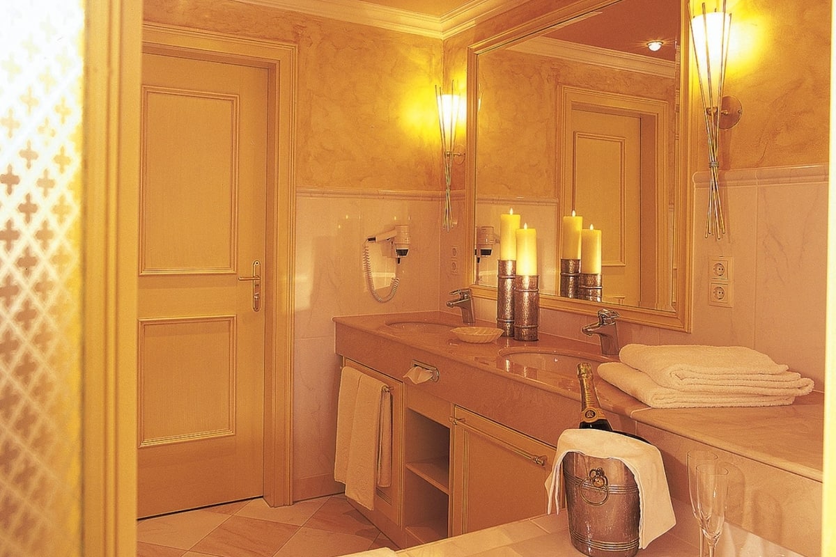 double room | bathroom | combined shower/bathtub, free toiletries, hair dryer, bathrobes