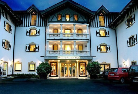 Fachada da propriedade Ć noite