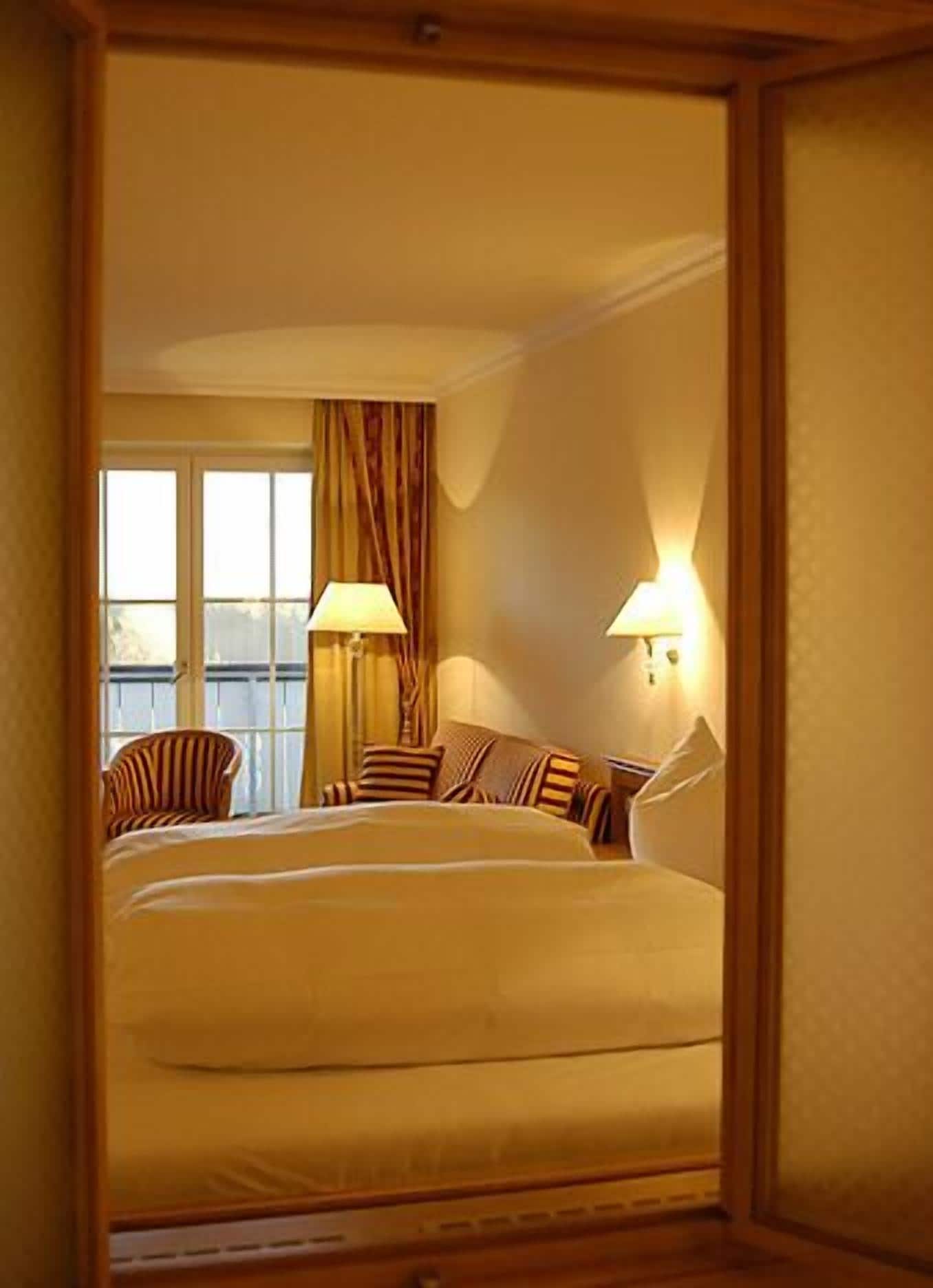 double room | minibar, in-room safe, desk, cots/infant beds