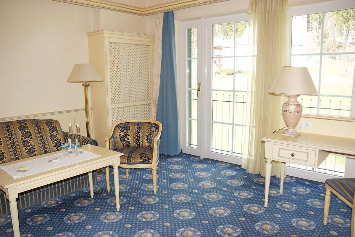 double room | minibar, in-room safe, desk, cots/infant beds