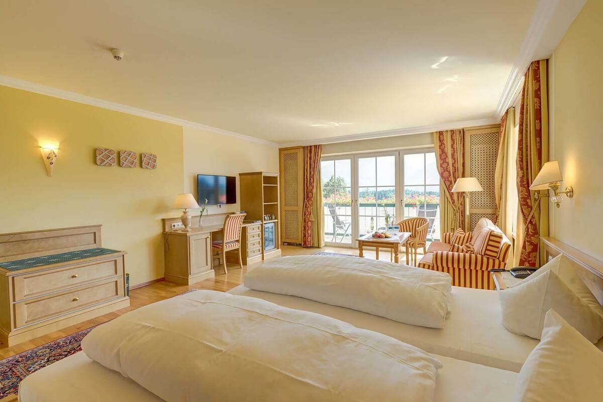 double room | minibar, in-room safe, desk, cots/infant beds