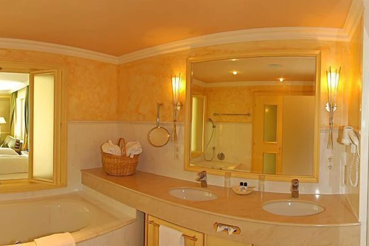 combined shower/bathtub, free toiletries, hair dryer, bathrobes