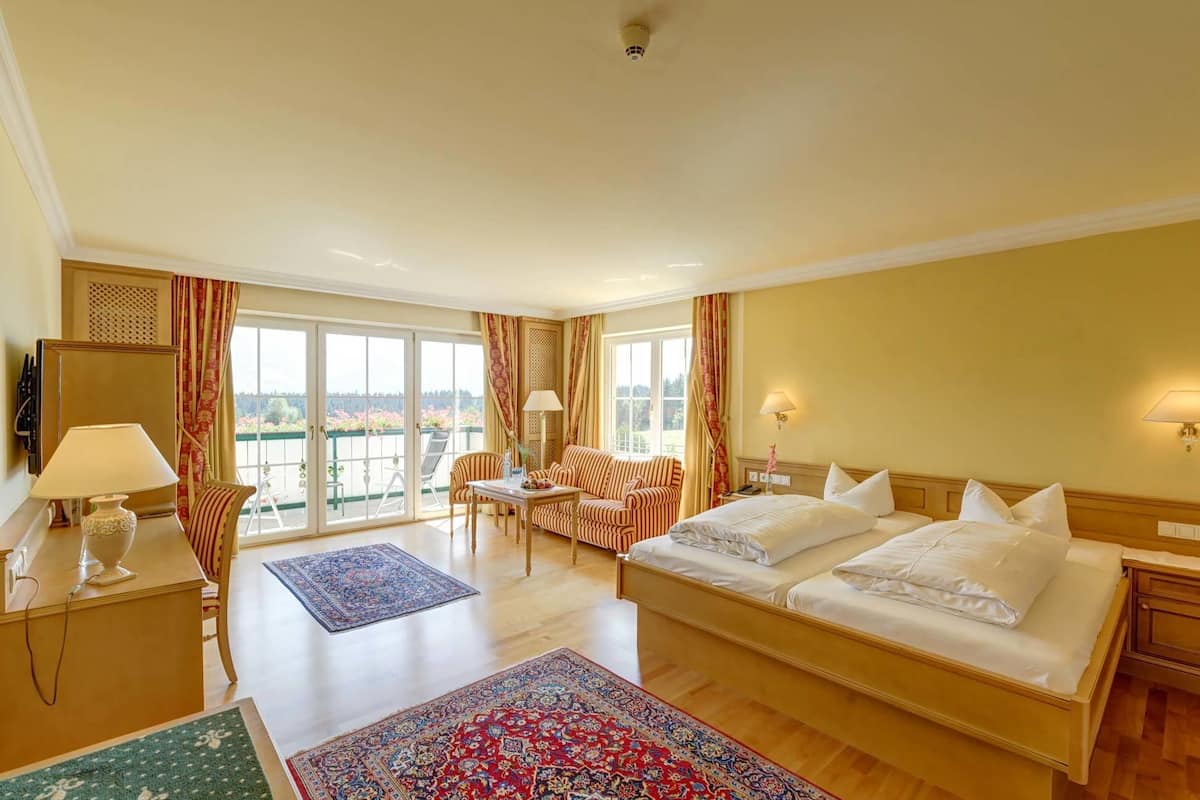 double room | minibar, in-room safe, desk, cots/infant beds