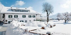 Un edificio cubierto de nieve con un letrero que dice "SPECKBACK HOTEL".