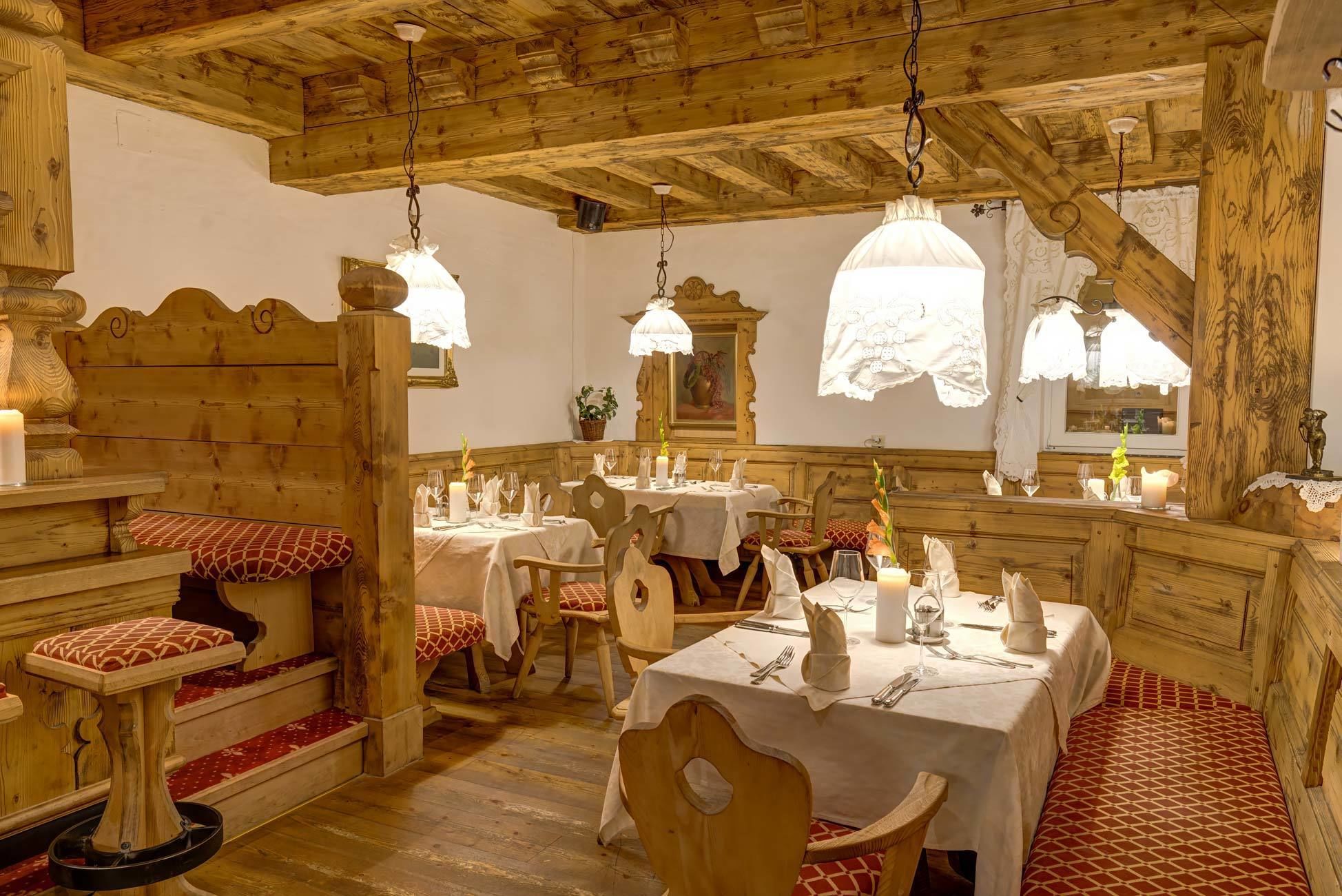 Serveert ontbijt, lunch en diner