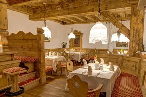 Petit déjeuner, déjeuner et dîner servis sur place