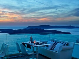 Se sirven desayunos y almuerzos; cocina griega; junto a la piscina