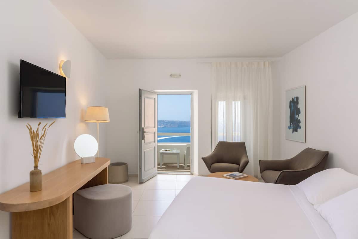 Economy Room | Premium bedding, pillow-top beds, minibar, in-room safe