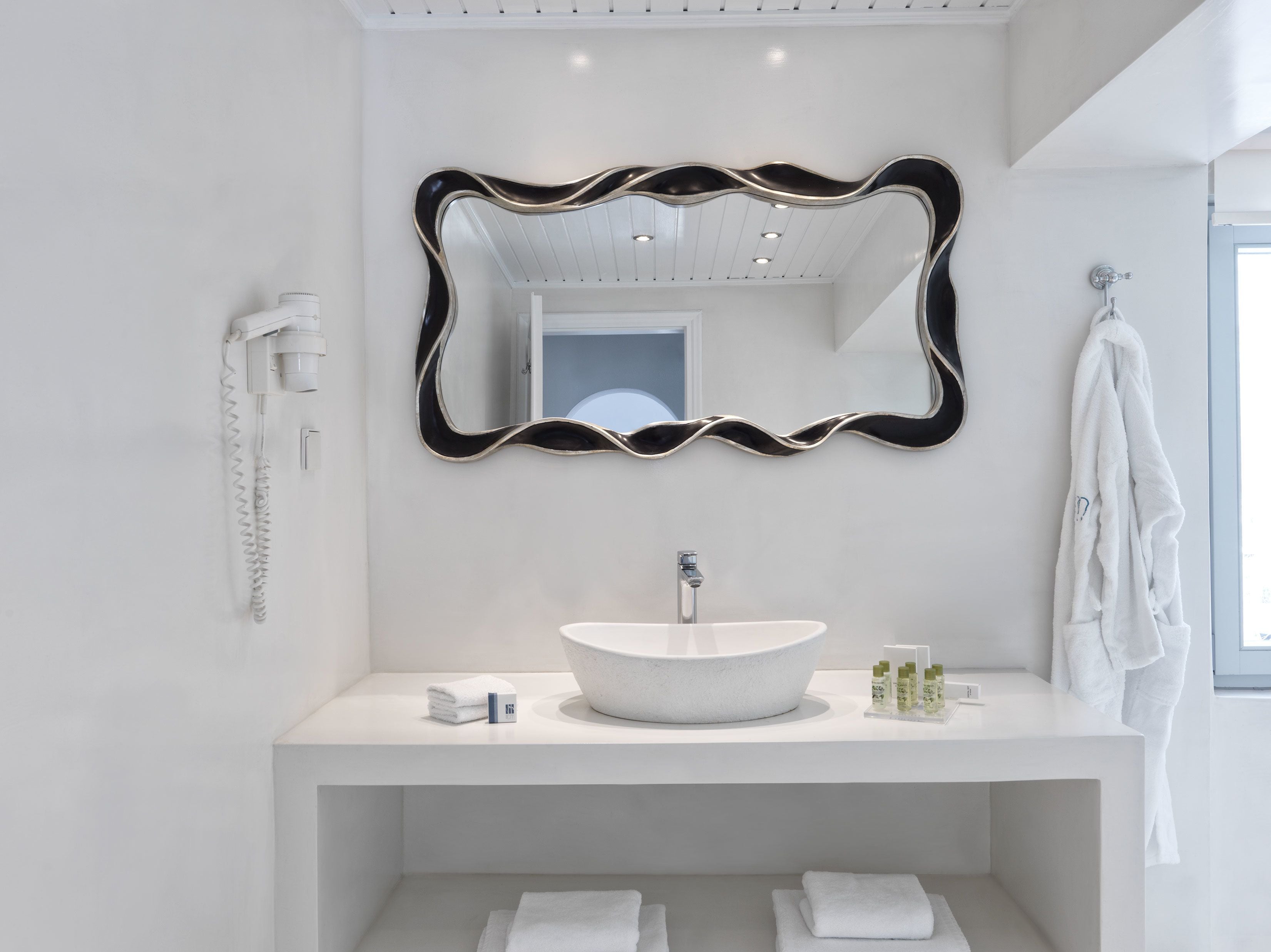 suite, sea view | bathroom | shower, free toiletries, hair dryer, slippers